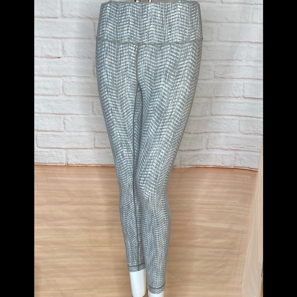 Lululemon woman legging size 6